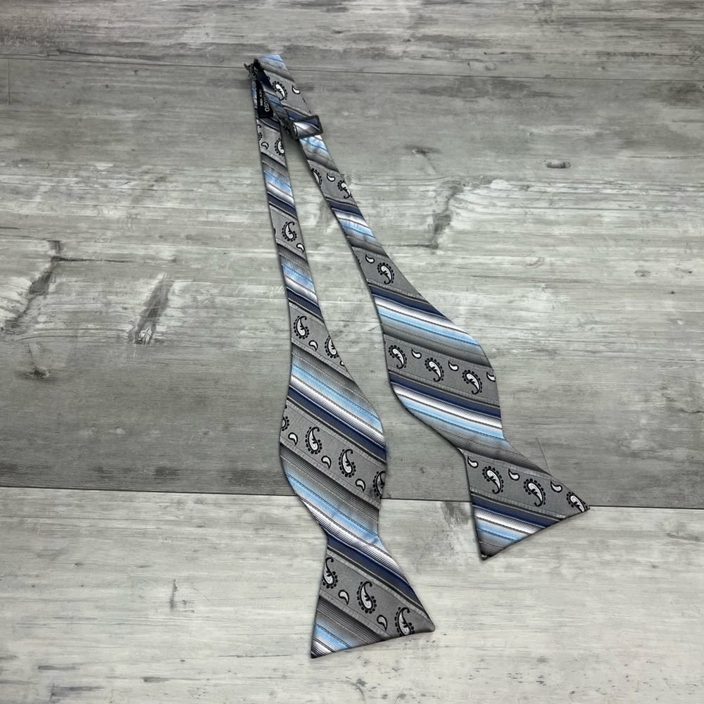 Hermoso Silver, Blue & Grey Paisley Stripe Silk Bowtie Bow Tie